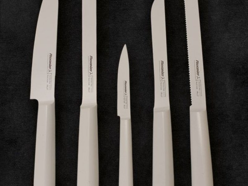 https://www.alexandercoltelli.it/set-coltelli-bianchi-futura